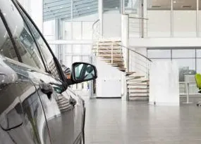 Die ideale Autohausbeleuchtung besteht aus Allgemein- und Akzentbeleuchtung Die ideale Autohausbeleuchtung besteht aus Allgemein- und Akzentbeleuchtung