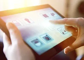 Tablet wird mit einer Hand gesteuert